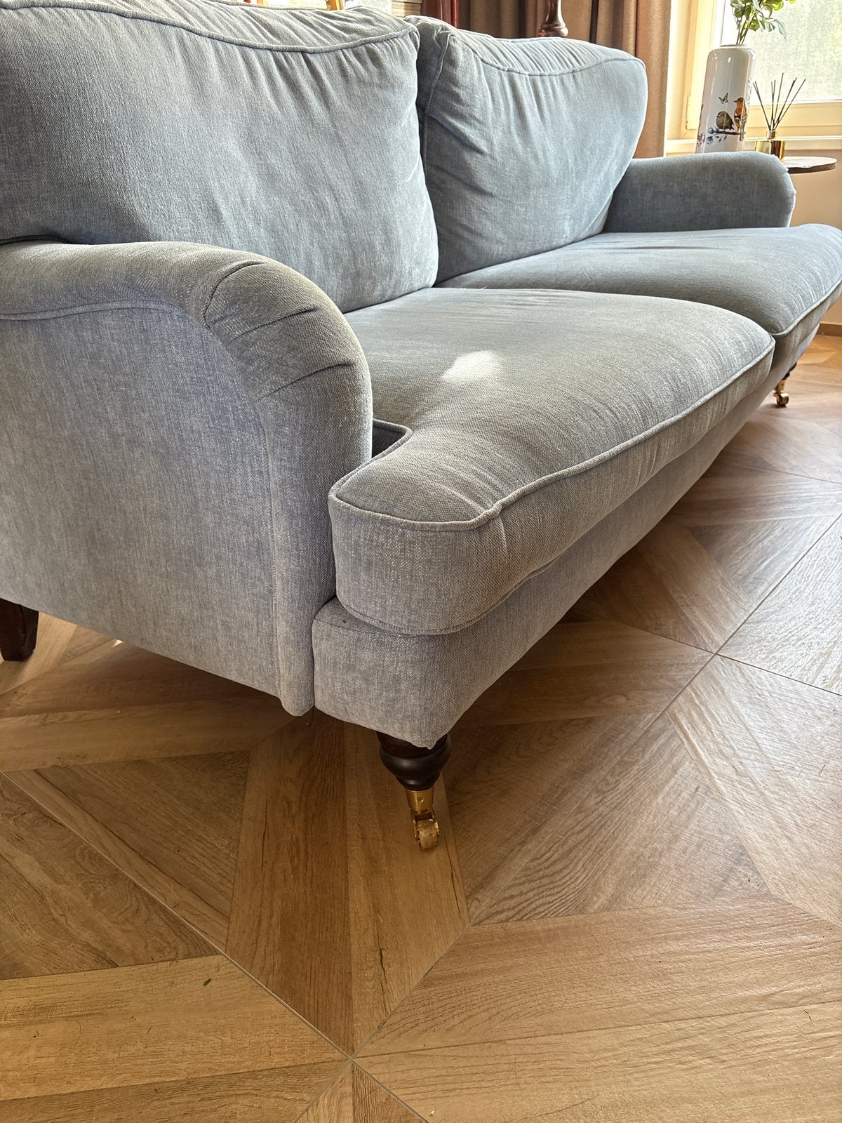 2 x Comfortabele grijze tweezitsbank met klassieke poten, Ophalen, Gebruikt, 150 tot 200 cm, Tweepersoons