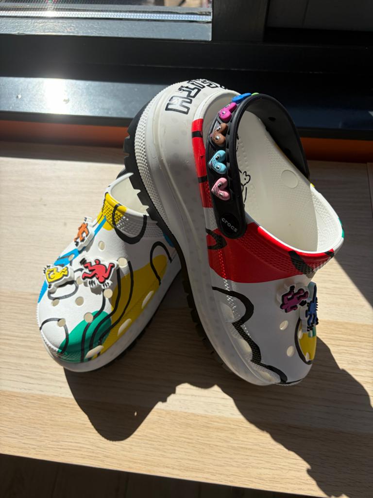 Crocs Keith Haring Mega Crush Clog - Uniek Design, Ophalen of Verzenden, Zo goed als nieuw, Wit, Slippers
