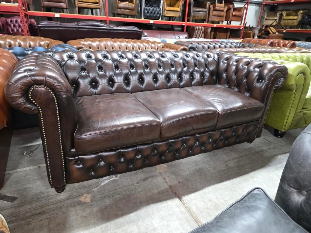 Chesterfield 3-zitsbank bruin leer - Klassiek en Comfortabel, Huis en Inrichting, Banken | Bankstellen, Gebruikt, Onbekend@voorbeeld.com