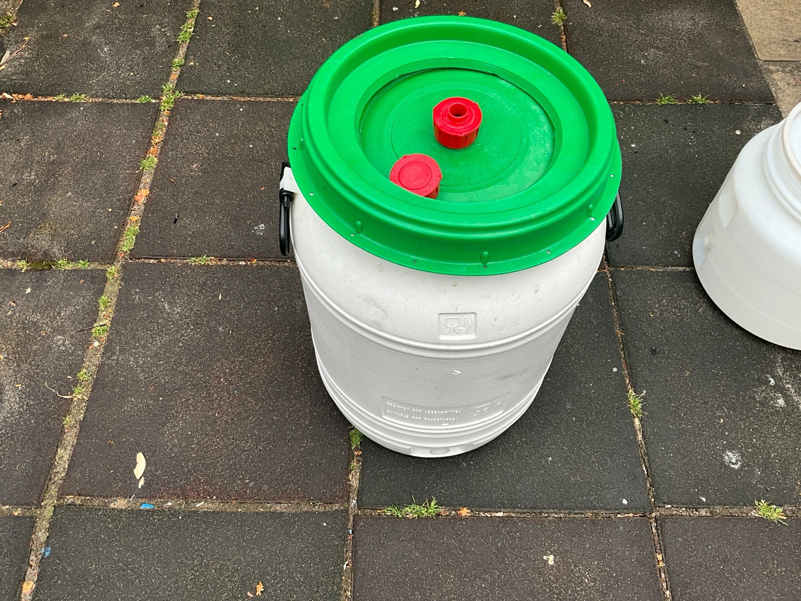 Witte plastic ton met groen deksel - 60 liter vergistingsvat, Ophalen of Verzenden, Gebruikt