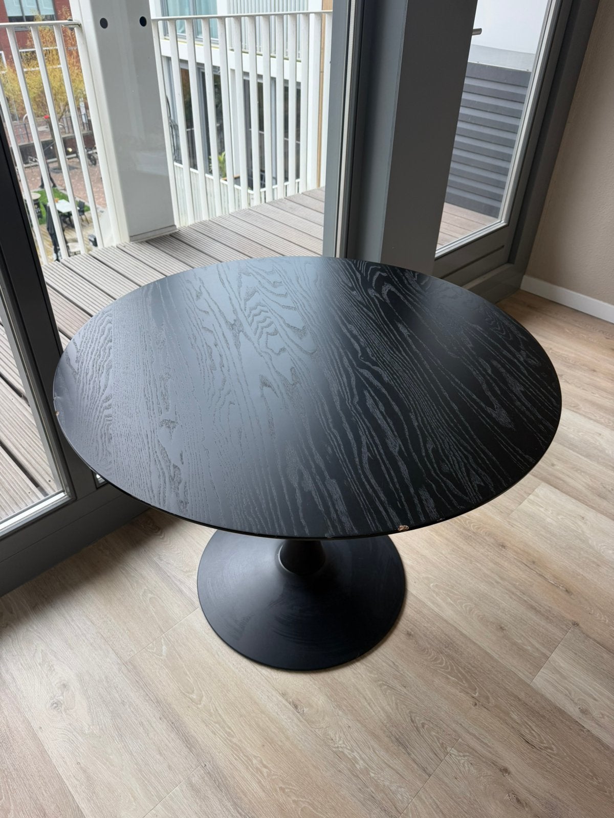 Ronde eettafel met een zwart tafelblad in essen fineer, Ophalen, Gebruikt, Rond, Nvt