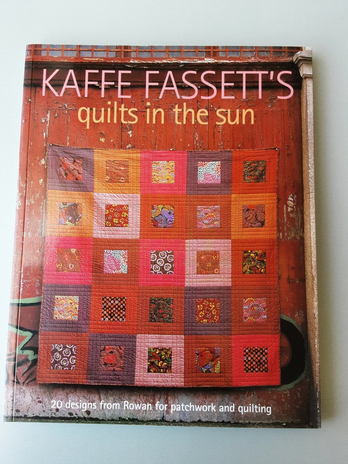 Kaffe Fassett - Quilts in the sun - patchwork quilting, Ophalen of Verzenden, Zo goed als nieuw, Borduren en Naaien
