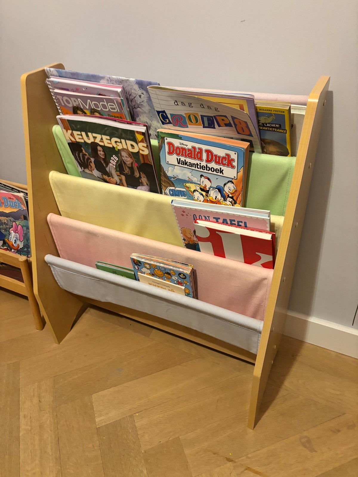 Kinderboekenrek KidKraft van hout met stoffen vakken, Met plank(en), Gebruikt, Minder dan 100 cm, 25 tot 50 cm