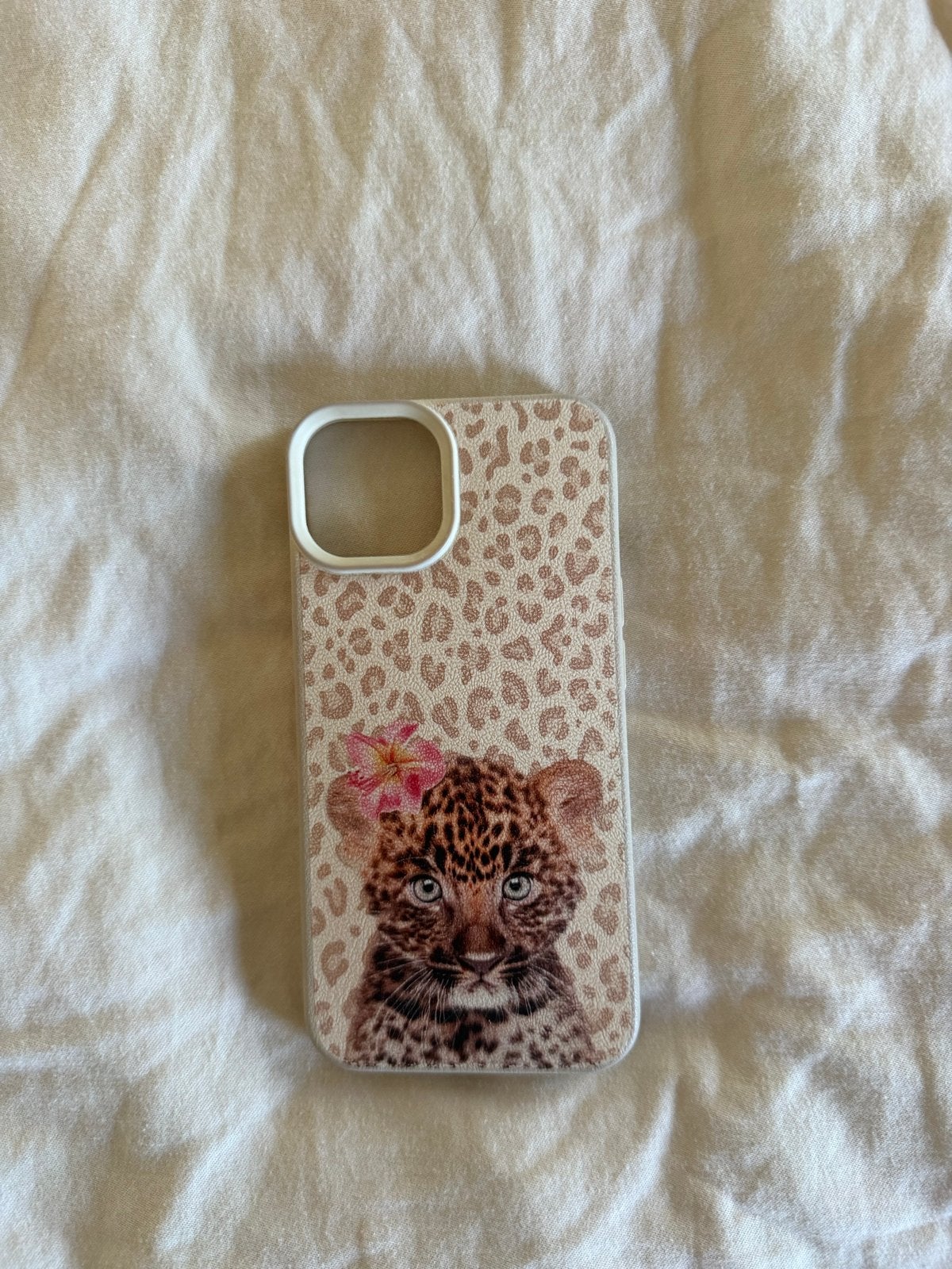 iPhone 13/14 Hoesje met Luipaardprint en Bloemen, Telecommunicatie, Mobiele telefoons | Hoesjes en Frontjes | Apple iPhone, Kunststof