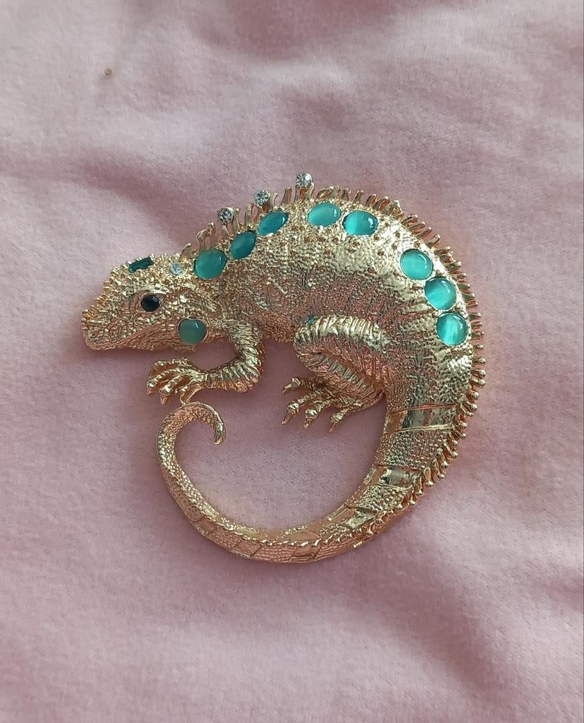 Goudkleurige hagedis broche met groene steentjes, Overige materialen, Nieuw, Ophalen of Verzenden, Goud