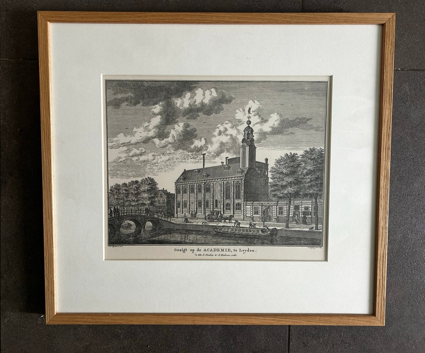Mooie ingelijste prent van het Academiegebouw Leiden, Antiek en Kunst, Kunst | Etsen en Gravures, Overige technieken, 50 cm, Architectuur