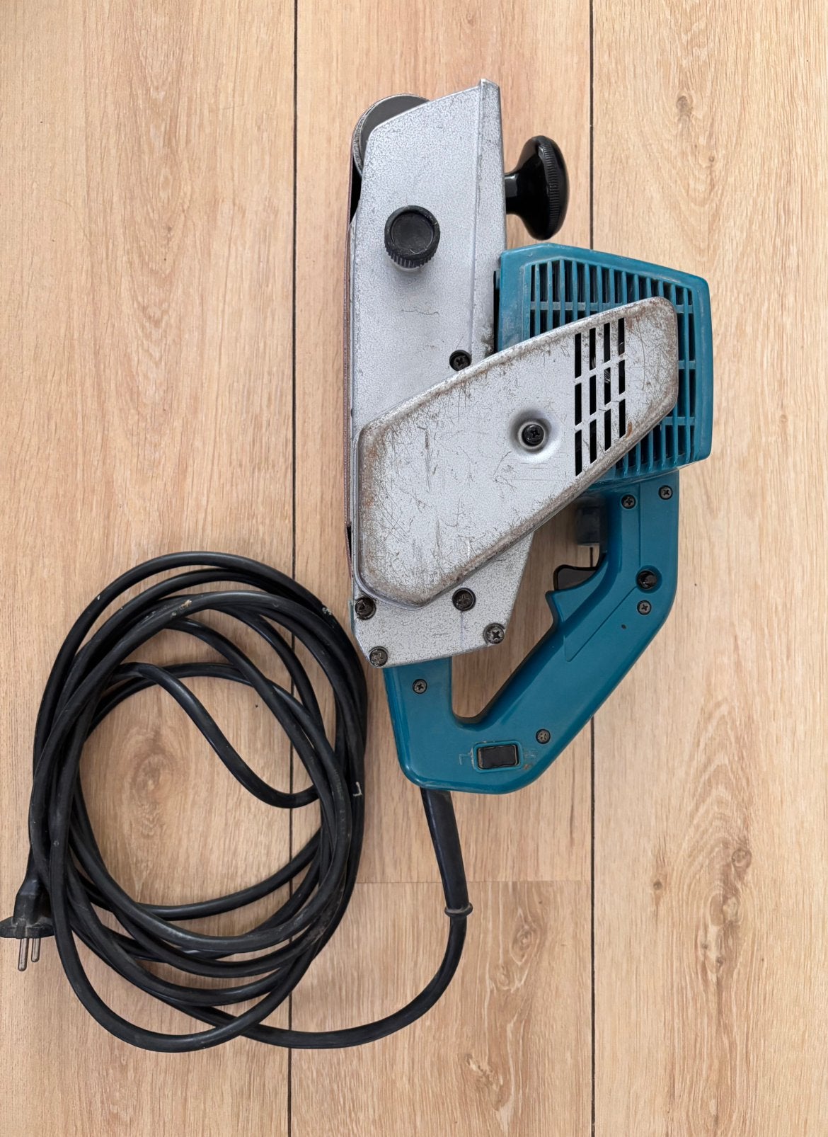 Bandschuurmachine Makita 9402, Ophalen of Verzenden, Gebruikt, 1200 watt of meer, Bandschuurmachine