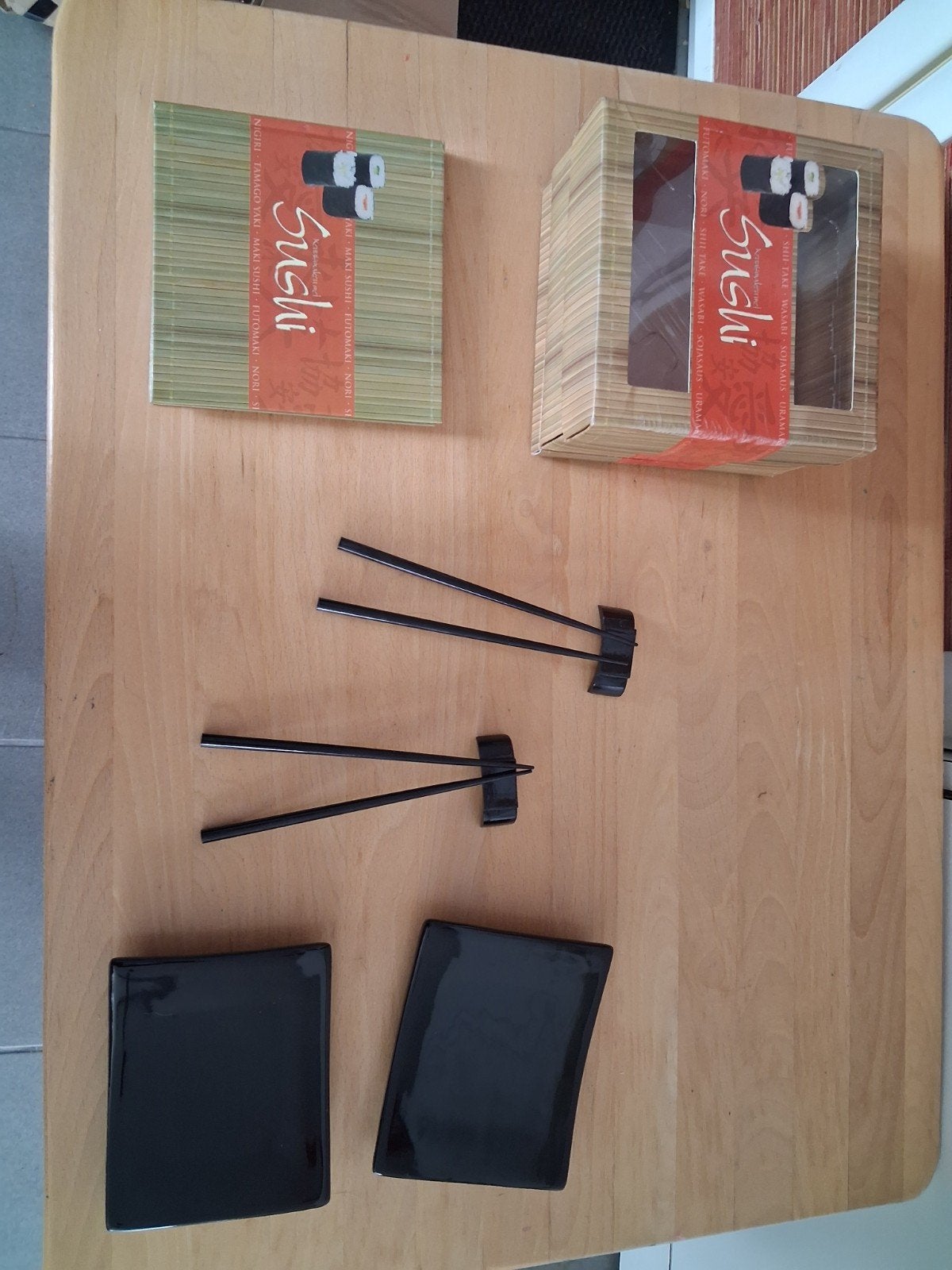 Sushi set met bordjes, stokjes en receptenboekje, Huis en Inrichting, Ophalen