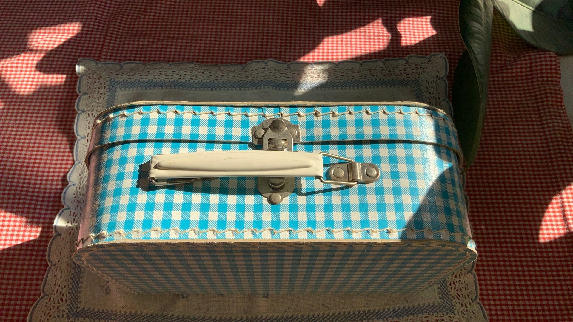 Vintage kinder speelkoffertje lichtblauw-wit geruit, Kinderen en Baby's, Ophalen of Verzenden, Gebruikt, Jongen of Meisje