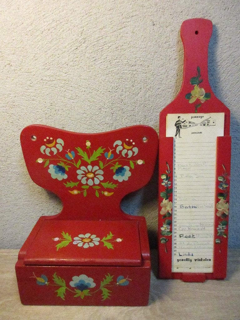 Houten keukenbakje en kalender met hindeloopen schilderwerk, Ophalen of Verzenden, Gebruikt, Hout, Rood