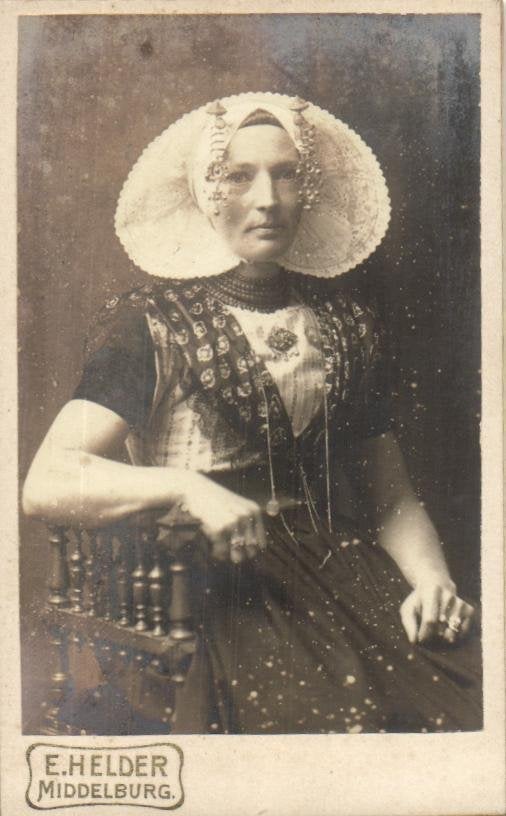 CDV- E. Helder - Middelburg - Fraai Zeeuwse Klederdracht, Gebruikt, Foto, Klederdracht, Ophalen of Verzenden