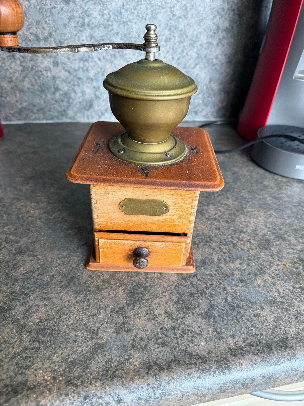 Vintage houten koffiemolen met messing bovenkant, Ophalen