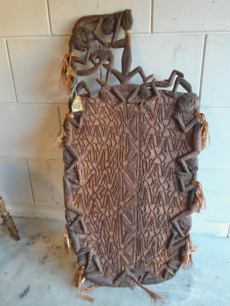 Oud Afrikaans hand gesneden wand bord met figuren, Antiek en Kunst, Kunst | Beelden en Houtsnijwerken, Ophalen, Handgemaakt, Hout
