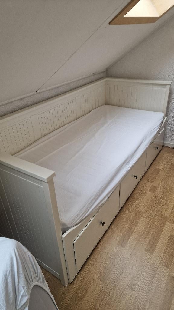 Ikea 1 persoons bedbank met opberglades, Huis en Inrichting, Slaapkamer | Bedden, Ophalen, Eenpersoons, Wit, Zo goed als nieuw