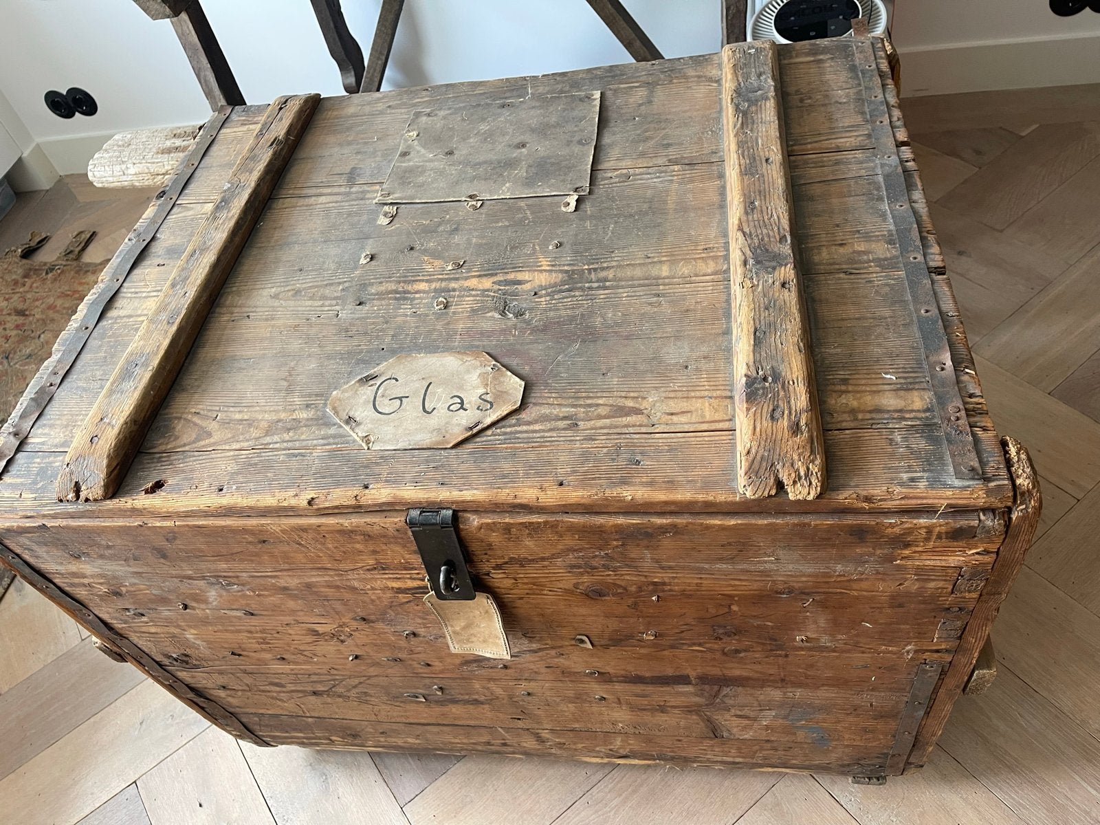 Antieke houten kist met krantenbekleding, Ophalen