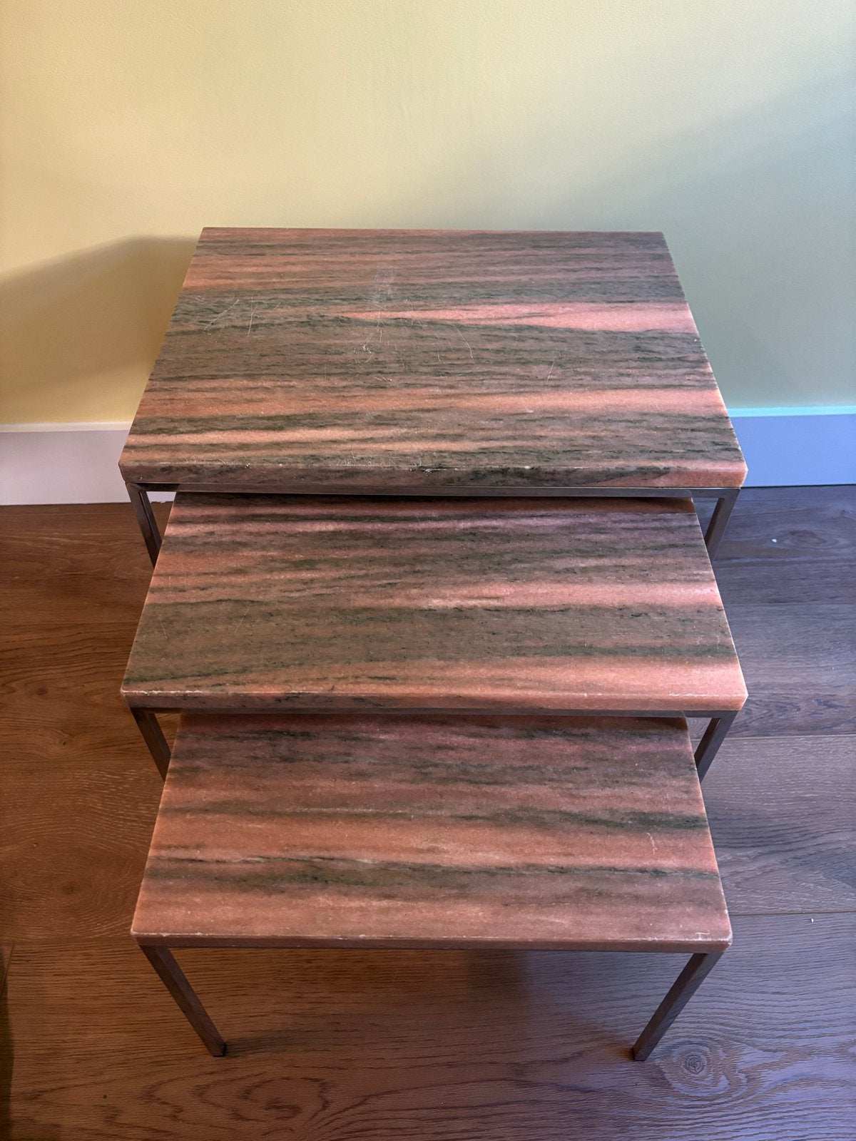 Vintage bijzettafels roze marmer set van 3, Ophalen, Minder dan 45 cm, Minder dan 55 cm, Gebruikt