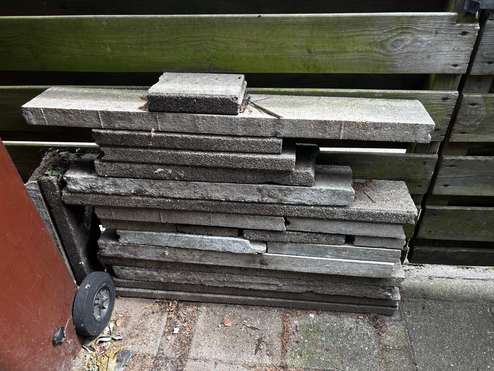 Gratis betonnen opsluitband, Tuin en Terras, Tegels en Klinkers, Ophalen, Gebruikt, 10 m² of meer, Beton