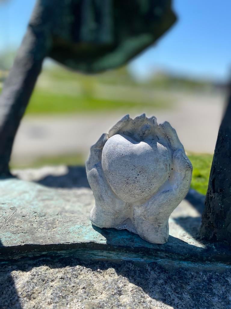 Handgemaakt betonnen grafbeeldje - Hart in handen, Antiek en Kunst, Overige onderwerpen, Minder dan 20 cm, Verzenden, Handgemaakt