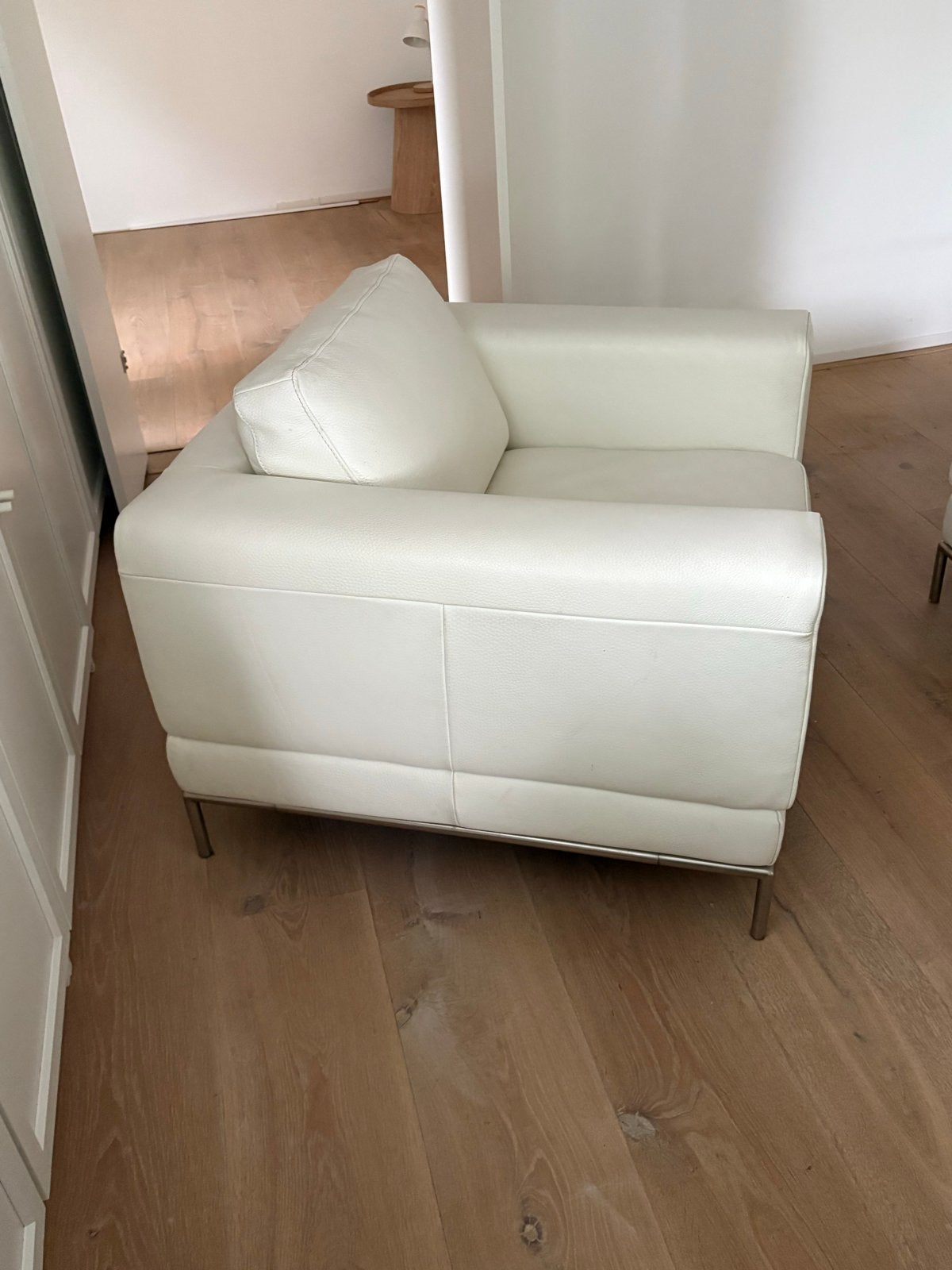IKEA Witte Leren Eenzitsbank/Fauteuil, Huis en Inrichting, Ophalen, Gebruikt, Leer, 75 tot 100 cm