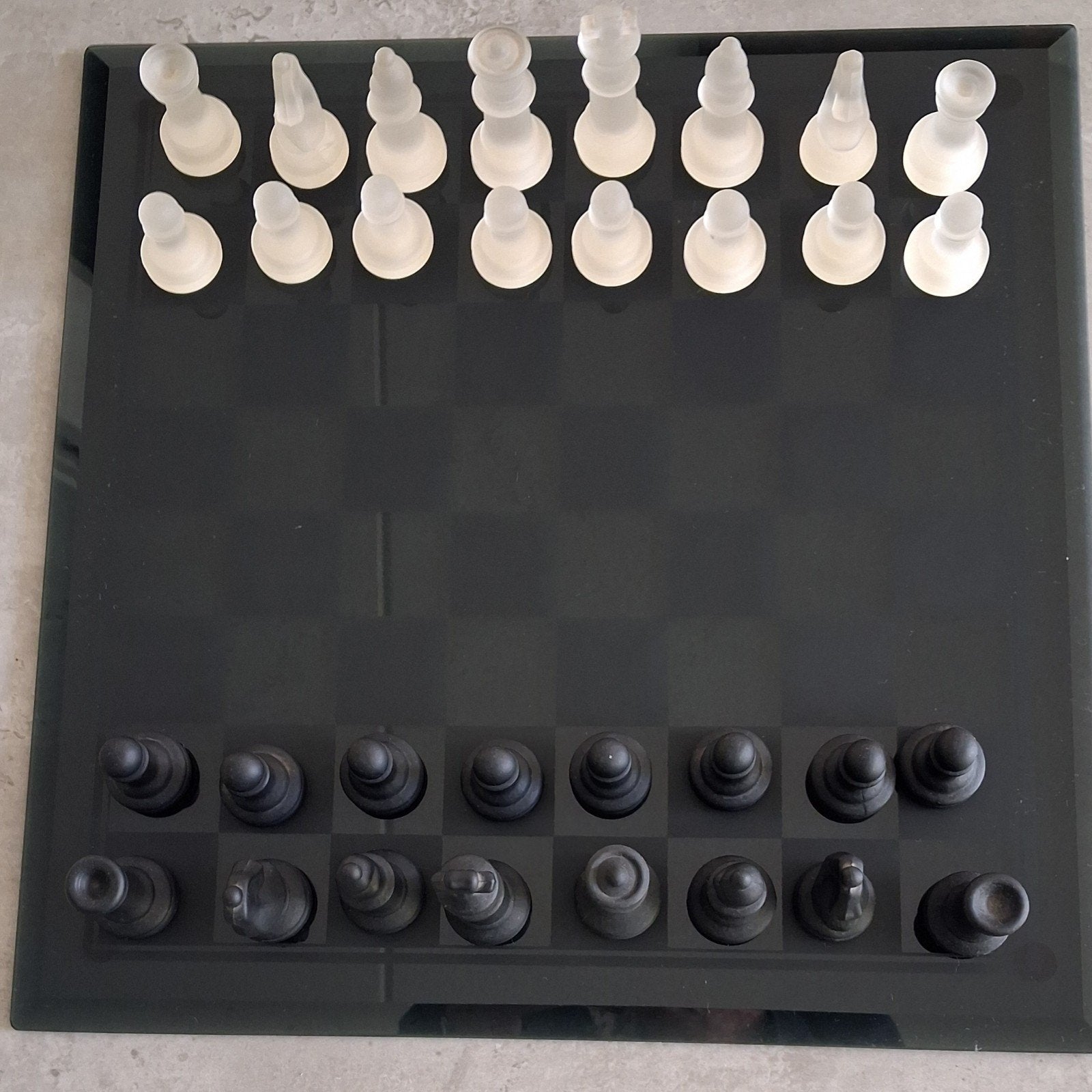 Glazen schaakbord met schaakstukken, Ophalen of Verzenden