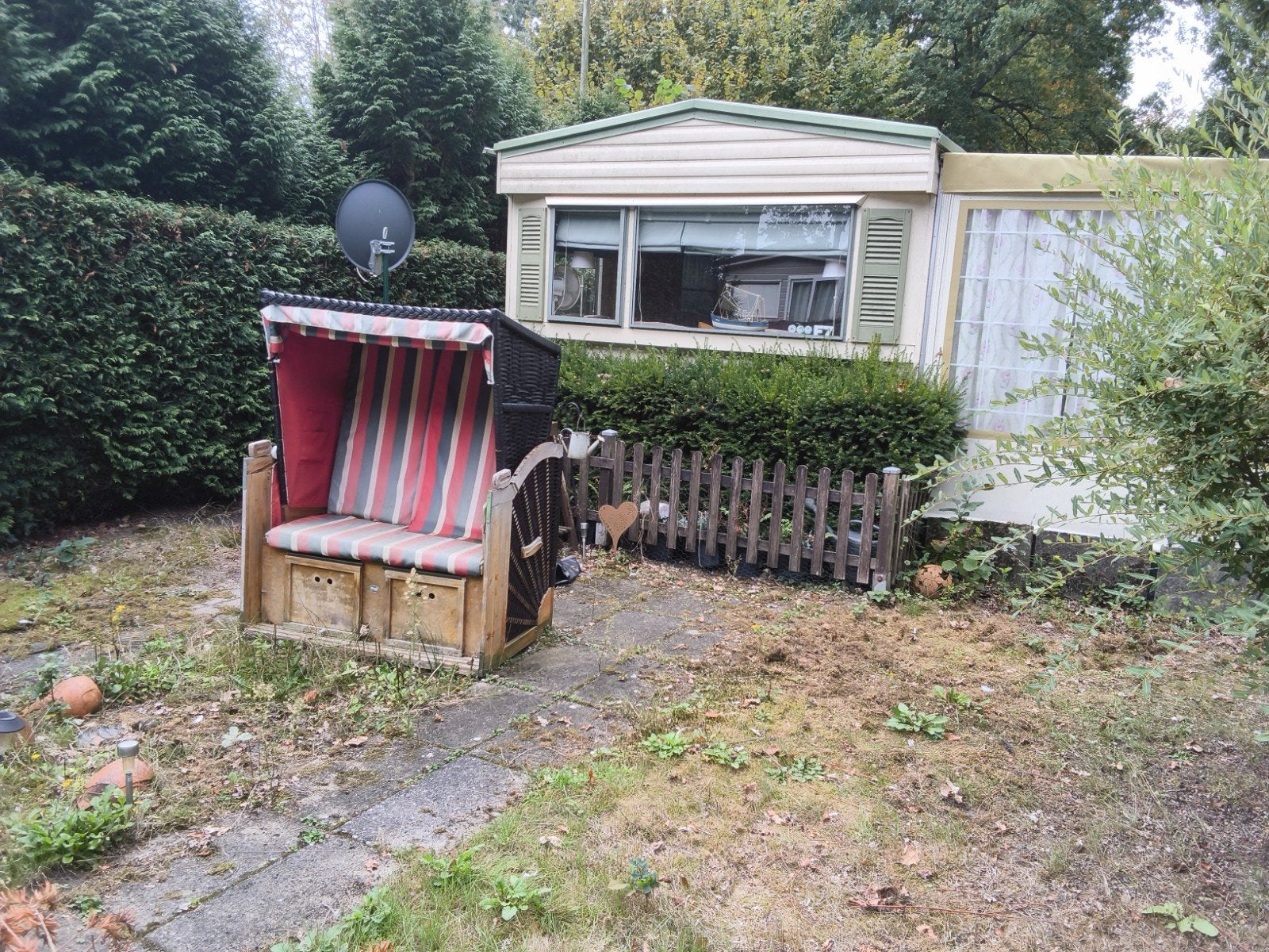 Sta Caravan m. Voorbouw "2004" Klein Vink Arcen F7 moet weg.