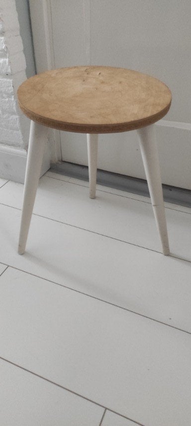 Vintage houten krukje wit schuine poten, Ophalen of Verzenden, Gebruikt, Hout