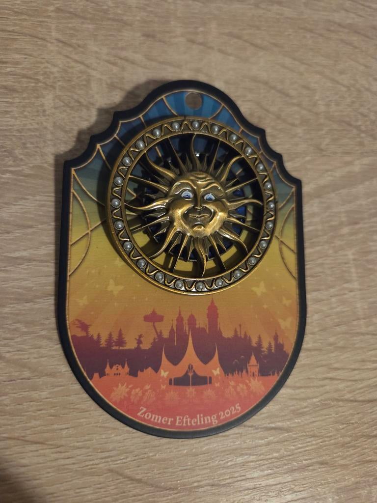 Efteling Zomer 2025 Pin/Broche - Nieuw, Verzamelen, Efteling, Ophalen of Verzenden, Nieuw, Button of Speldje