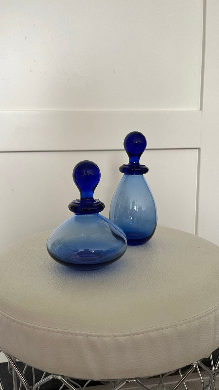 Set van 2 blauwe glazen flessen met stop, Antiek en Kunst, Ophalen