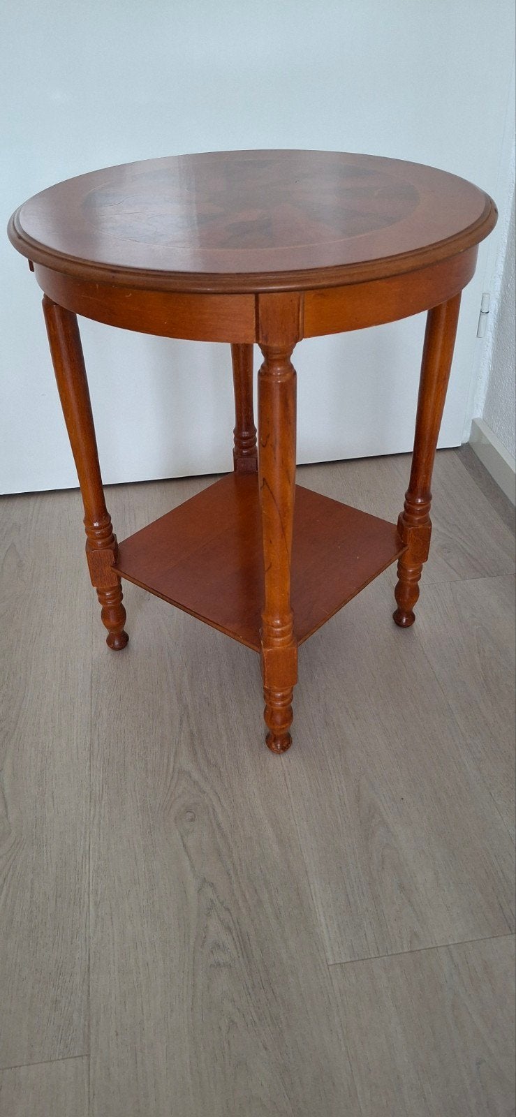 Ronde bijzettafel met houtsnijwerk en extra plank, Minder dan 55 cm, Gebruikt, Klassiek, Rond