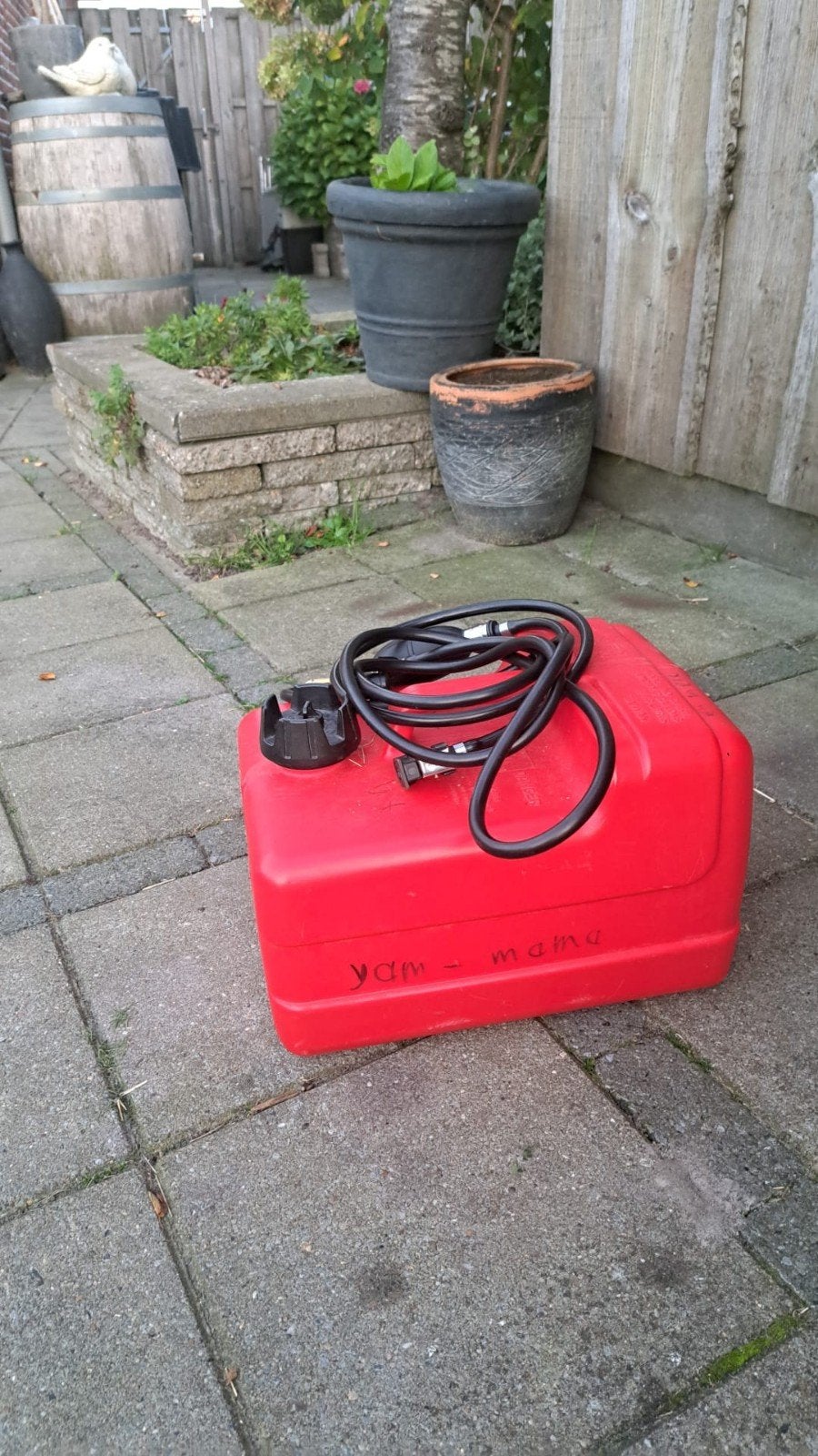 Foto 6 van Yamaha 8pk 4-takt buitenboordmotor kortstaart, brandstoftank