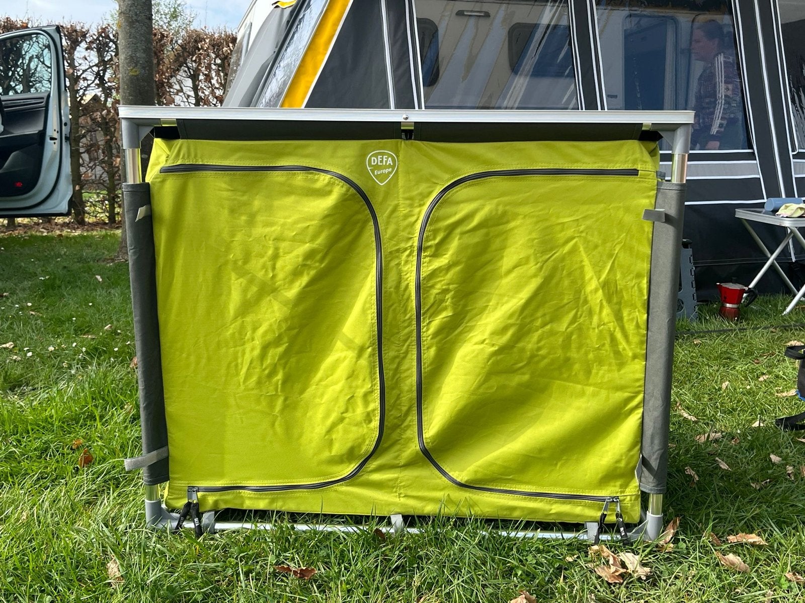 Defa Campingkast Geel/Groen met Twee Vakken en Roede, Caravans en Kamperen, Ophalen, Gebruikt