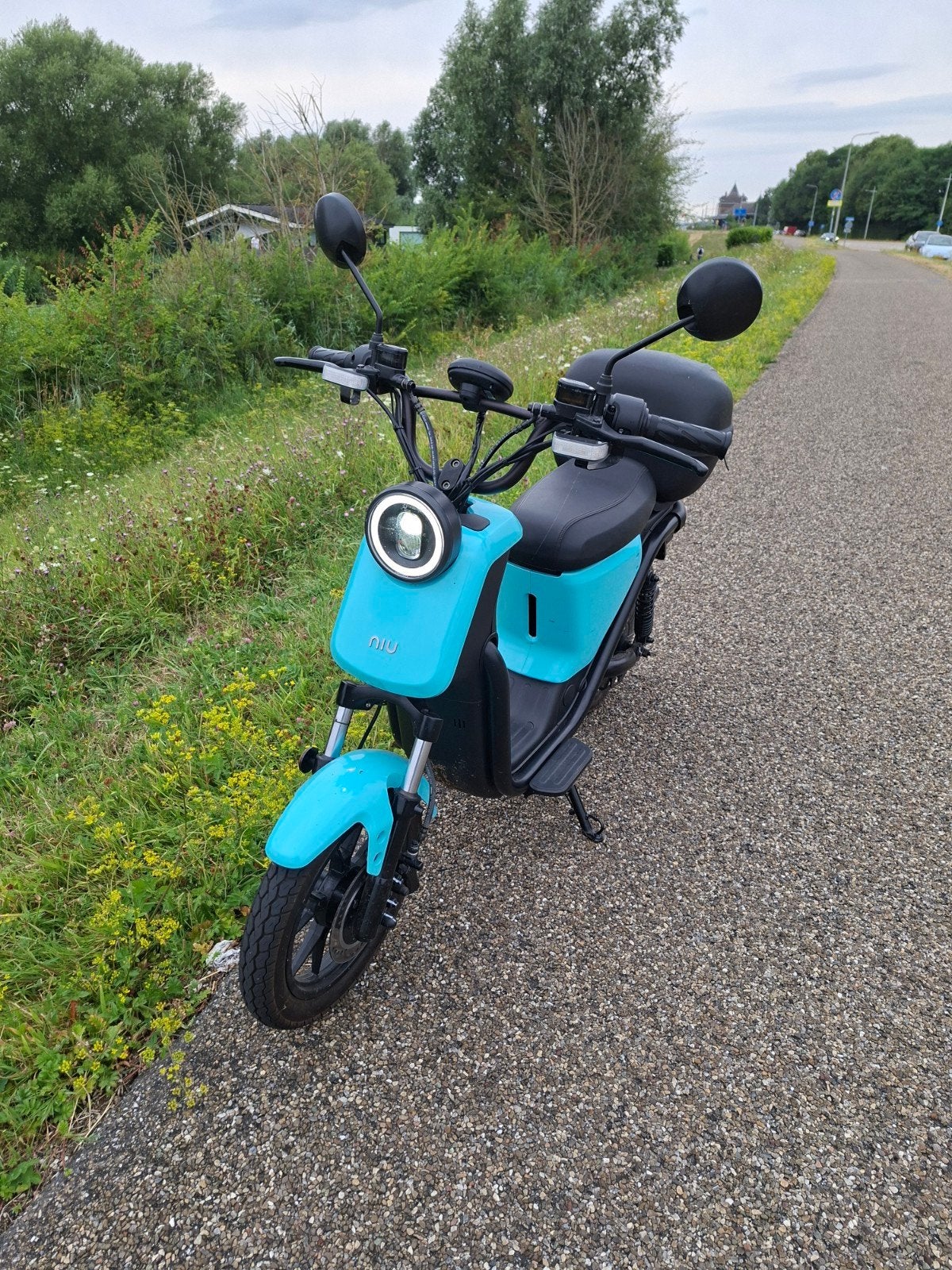 Niu elektrische scooter met topkoffer, Ophalen, Zo goed als nieuw, Maximaal 25 km/u, Niu
