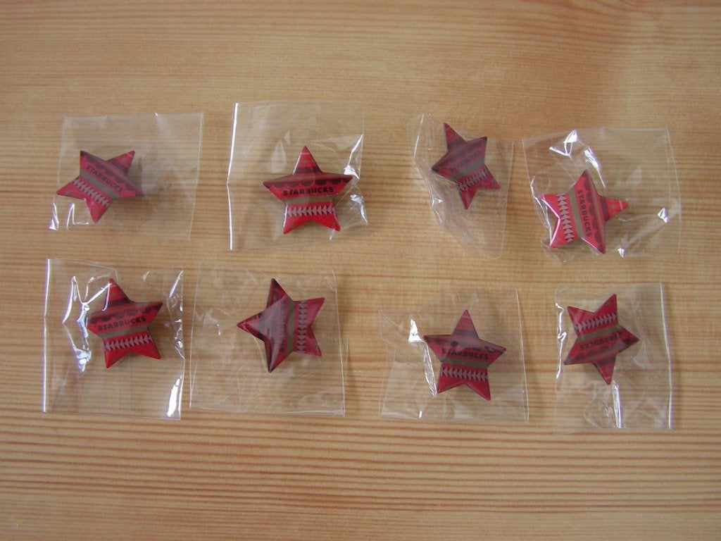 NIEUW Rode Starbucks pins 8 stuks. Doorsnede 3 cm, Ophalen of Verzenden, Nieuw, Merk, Speldje of Pin