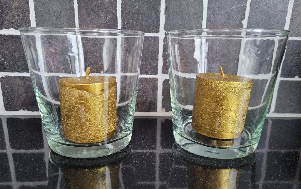 2 goud kleurige kaarsen in glazen, windlicht, 10 cm, Overige materialen, Windlicht, Nieuw