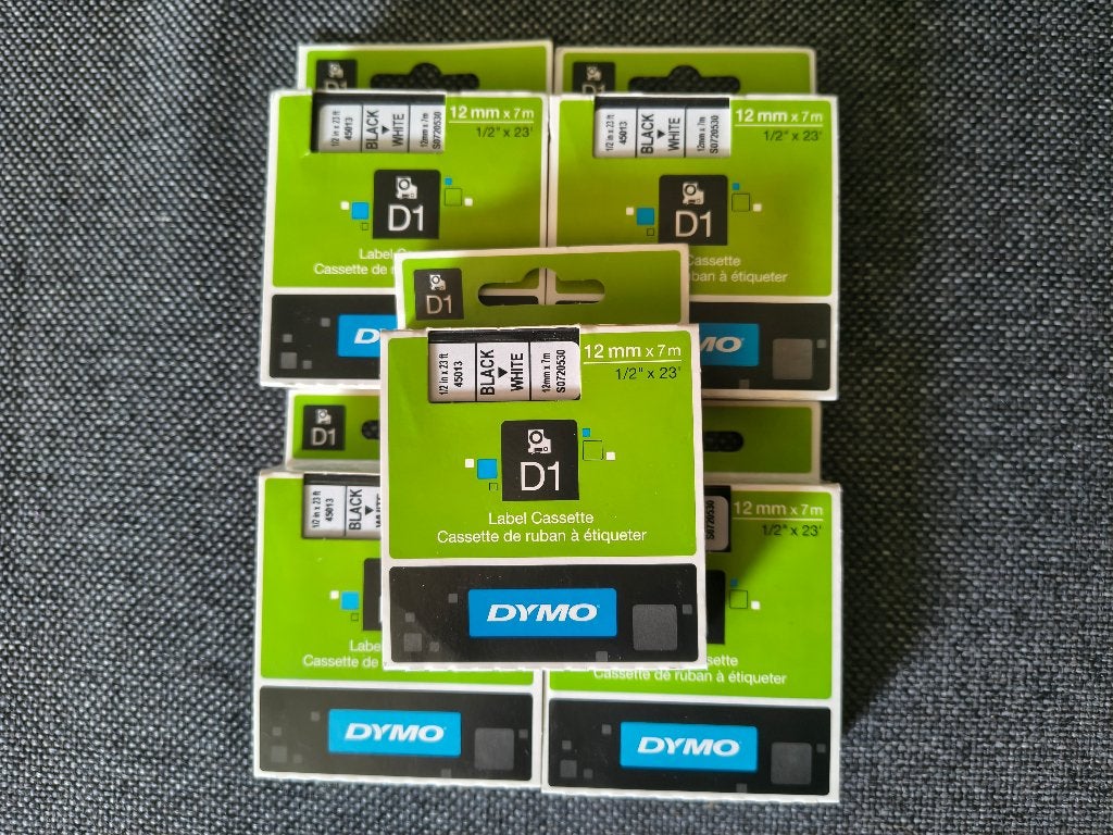 Nieuwe originele Dymo D1 labels zwart op wit. 12MM. 5 stuks, Ophalen of Verzenden, Nieuw, DYMO