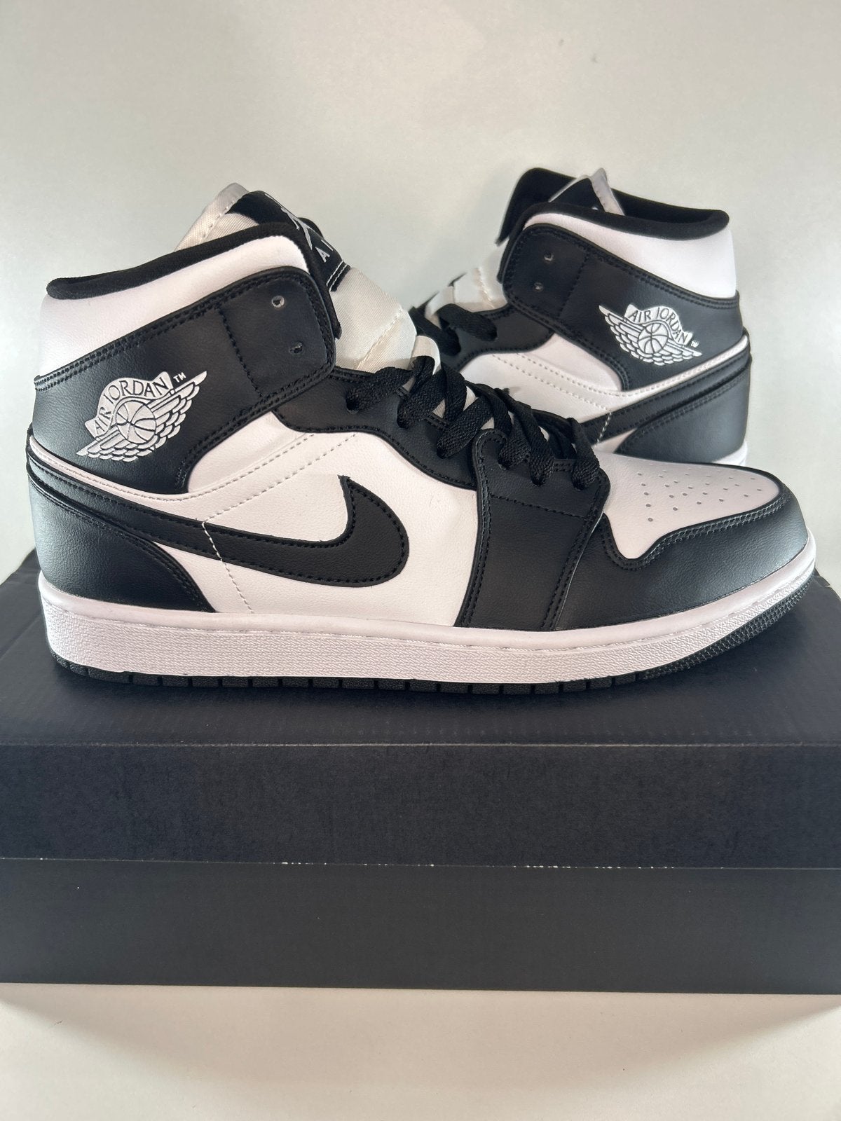 Nike Air Jordan 1 Mid Panda - Nieuw in doos, Kleding | Heren, Schoenen, Ophalen of Verzenden, Nieuw, Zwart, Sneakers of Gympen