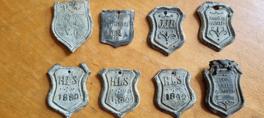 Trotszeerloodjes schildjes uit onze werkplaats, Antiek en Kunst, Curiosa en Brocante, Ophalen of Verzenden