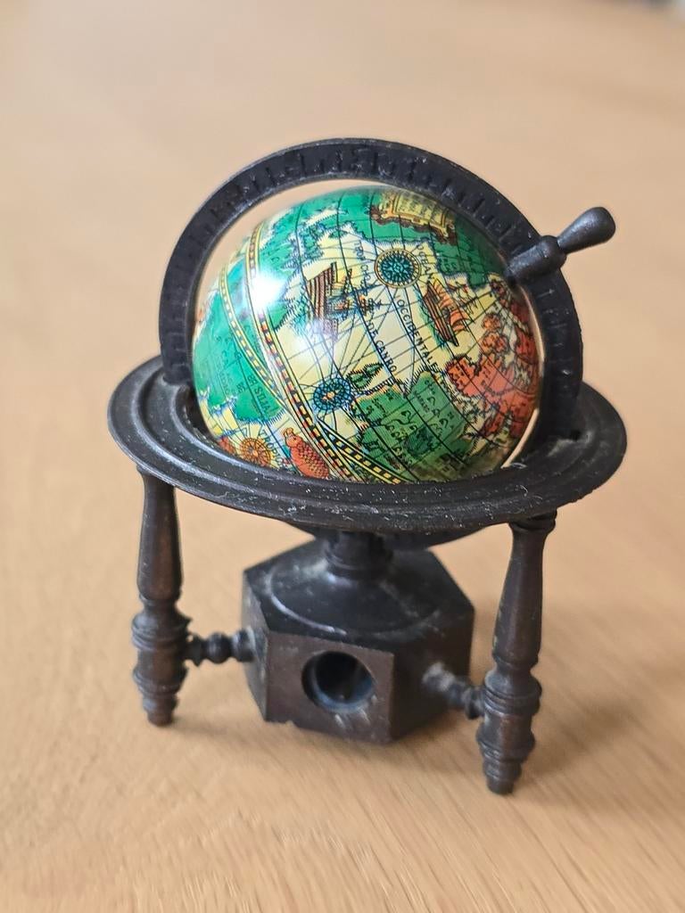 Vintage antieke globe van staal en blik met puntenslijper, Ophalen of Verzenden