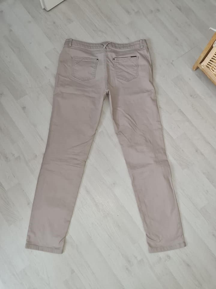 Beige broek maat 42, Beige, Maat 42/44 (L), Ophalen of Verzenden, Lang