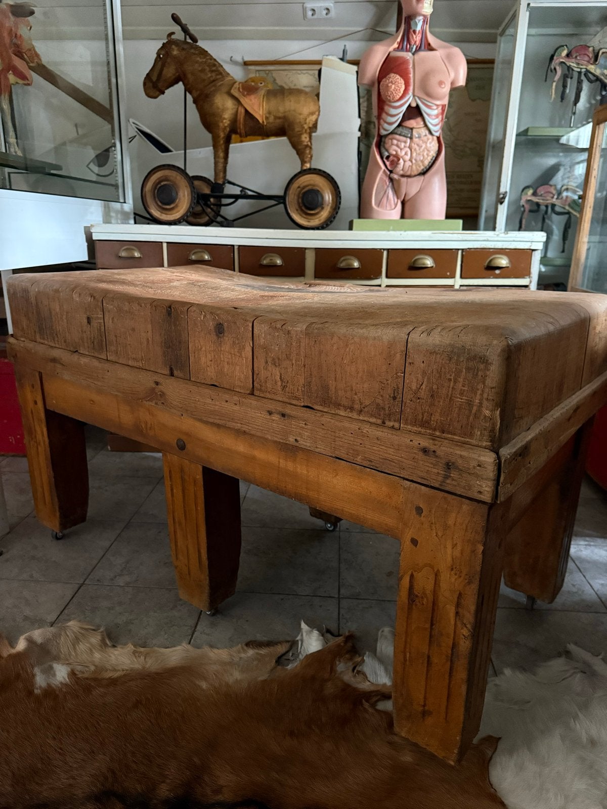 Vintage Hakblok met Patina en Wieltjes - 120x63x70 cm, Ophalen