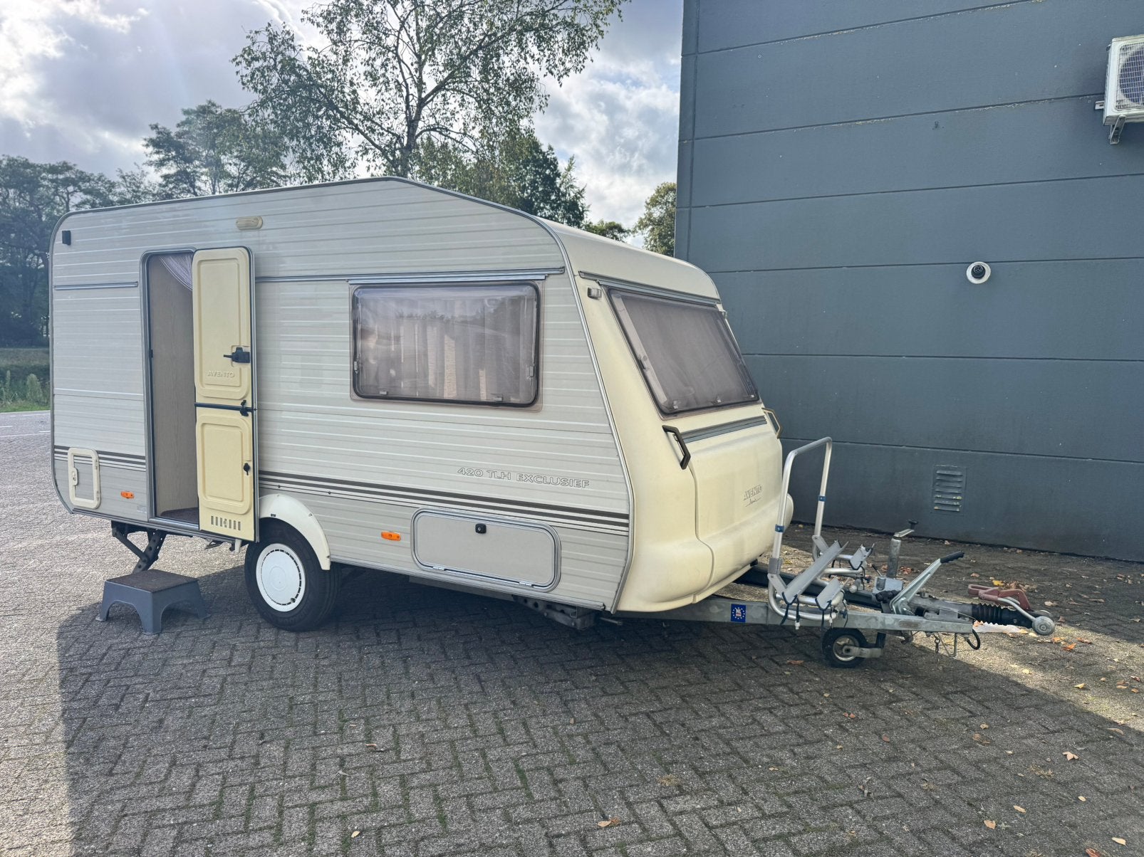 Caravan Avento Premier 420TLH - met Voortent en Fietsenrek!, Caravans en Kamperen, Caravans, Standaardzit, Bedrijf, 750 - 1000 kg