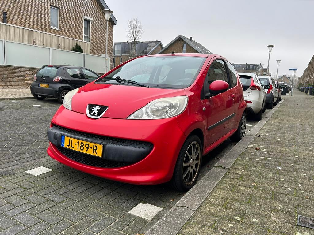 Peugeot 107 1.0 12V 3DR 2006 Rood, Auto's, Voorwielaandrijving, Stof, 765 kg, 4 stoelen