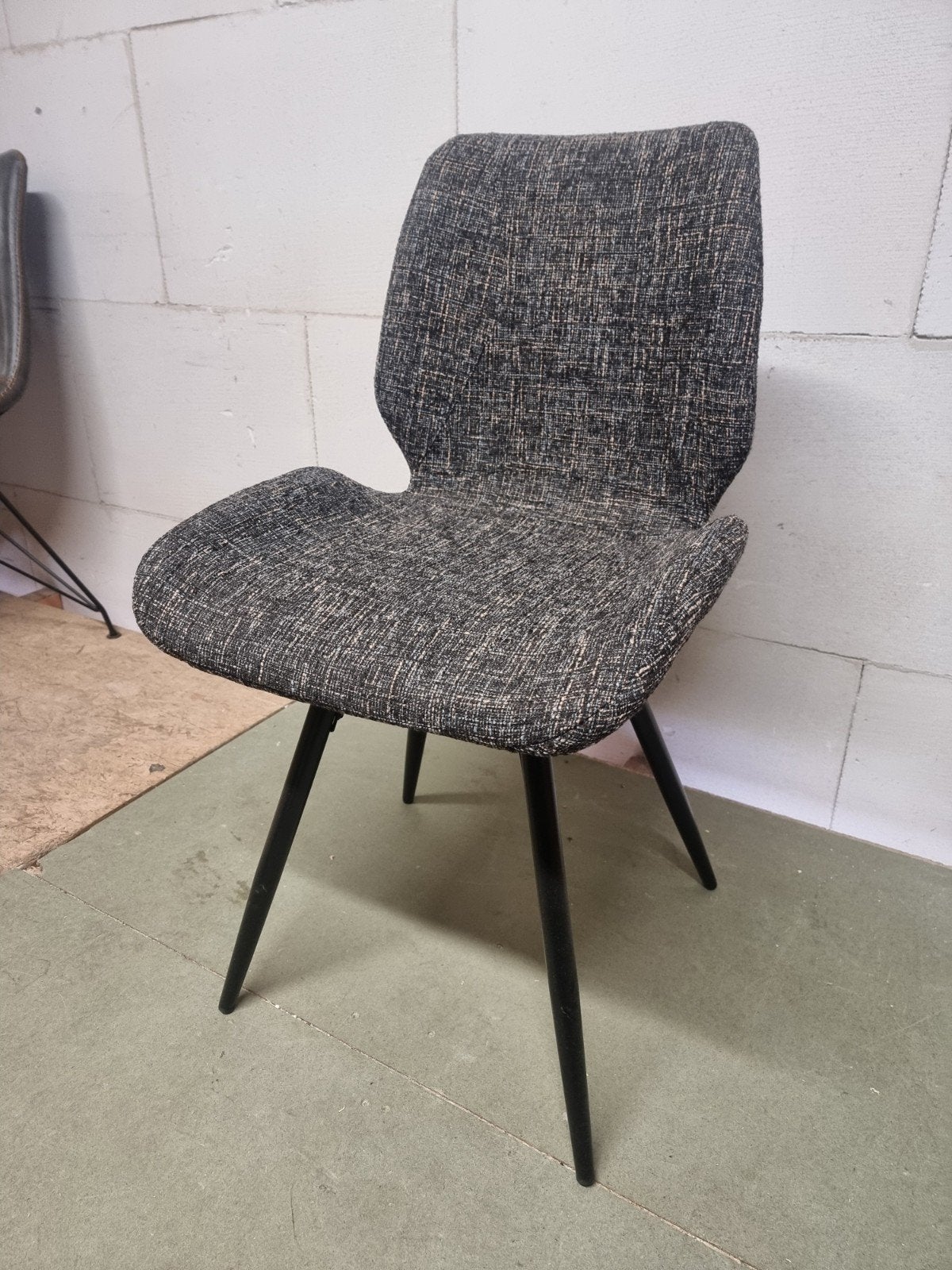 Nieuwe stoel met zwarte poten en gemêleerde stof, Ophalen, Zwart, Nieuw, Metaal