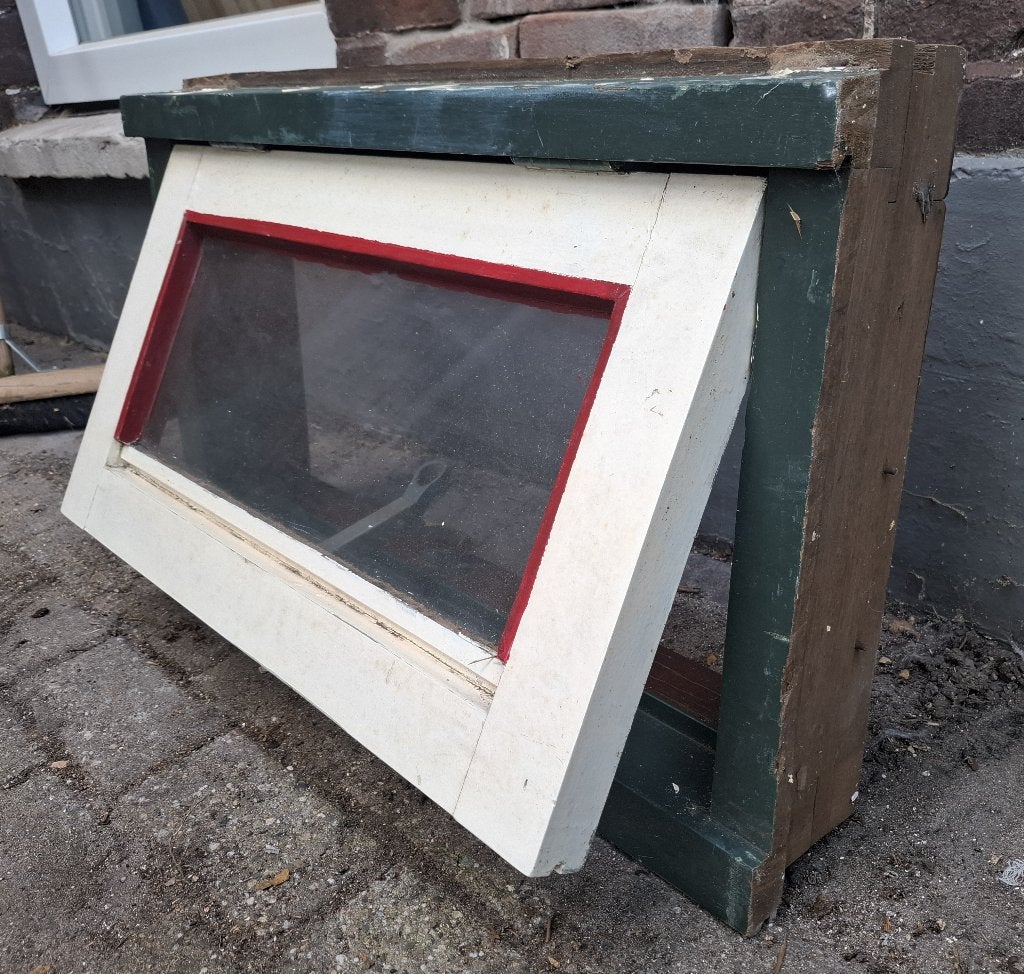 Hardhouten Buiten Raamkozijn met Klapraam  Compleet 75x45cm, Gebruikt, Raamkozijn, Hout, Ophalen