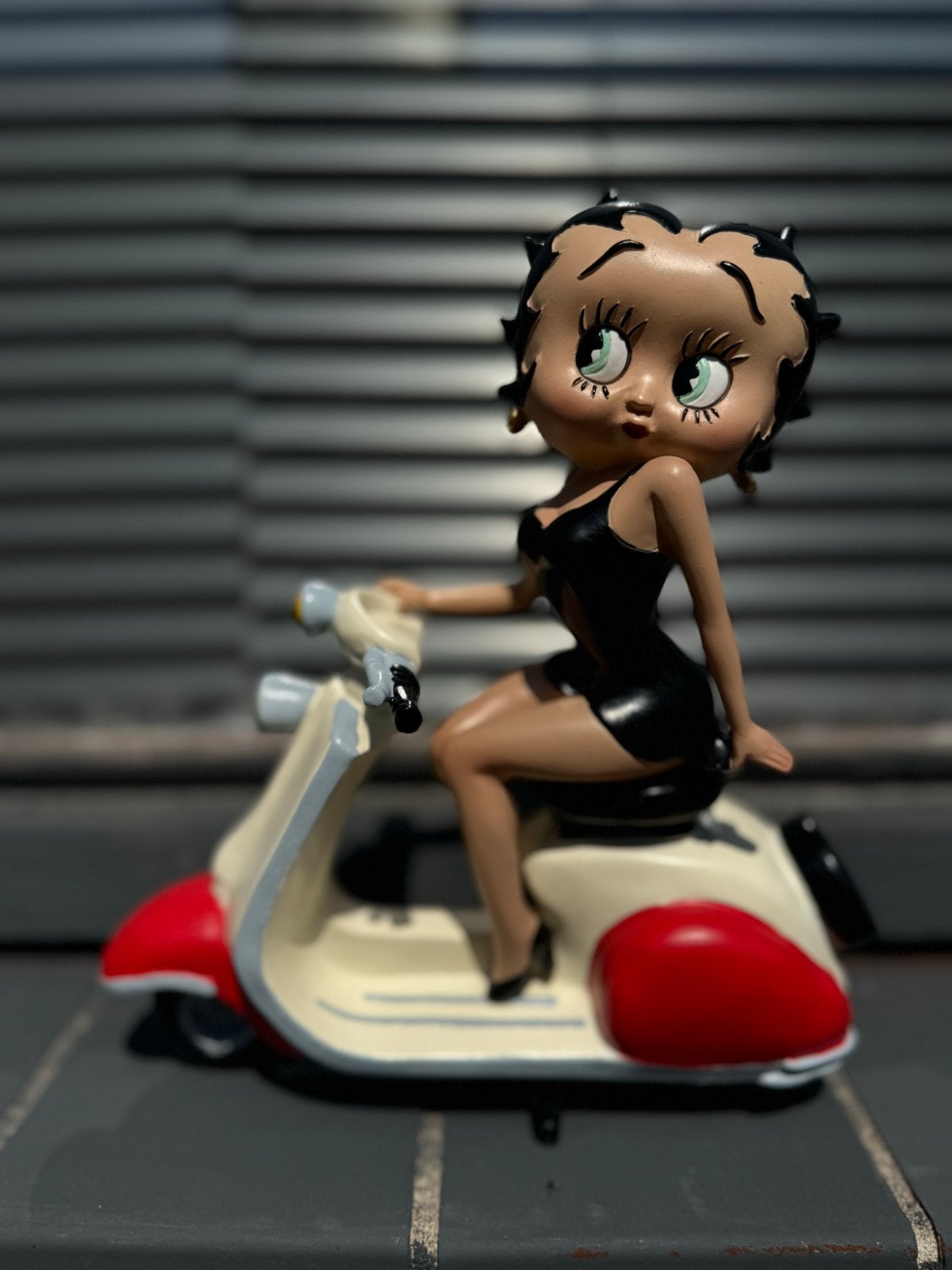 Betty Boop beeld op Vespa scooter, Ophalen, Zo goed als nieuw