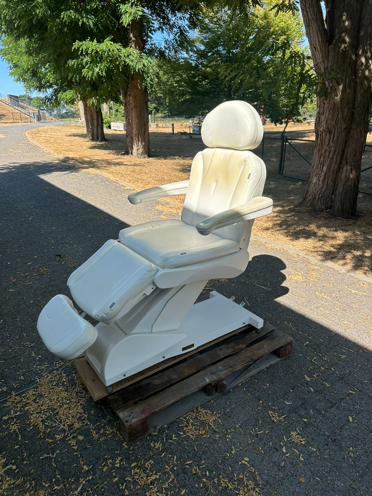 Behandelstoel bentlon elektrisch bedienbaar., Ophalen, Gebruikt, Massagetafel