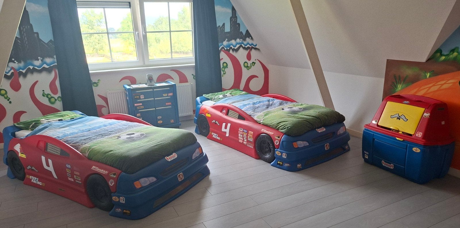 2 Raceauto kinderbedden (tweeling) met opbergkastjes, Ophalen, 85 tot 100 cm, Gebruikt, Matras