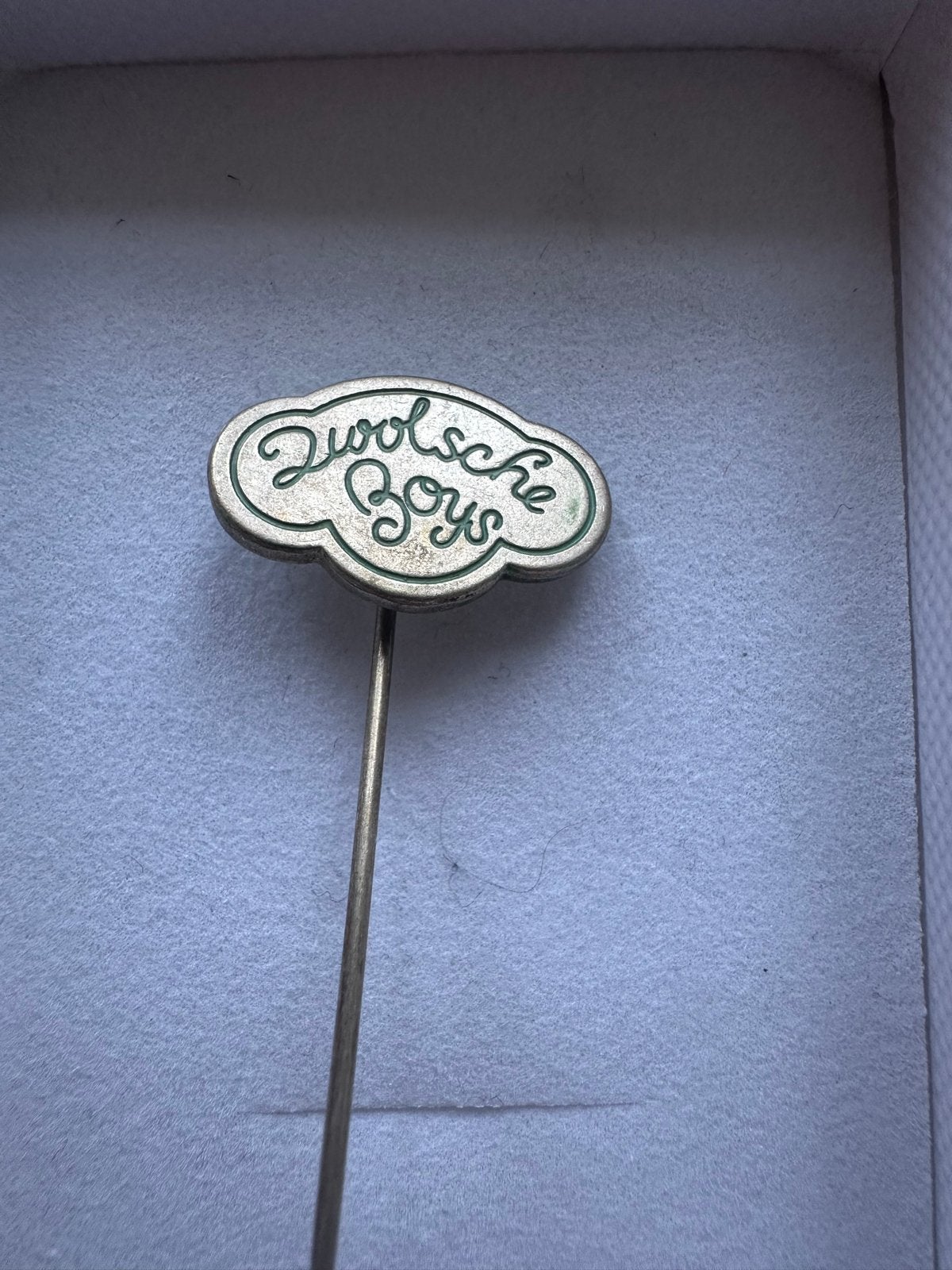 Vintage Speldje 'Zwolsche Boys' - Uniek Verzamelobject, Verzamelen, Ophalen of Verzenden, Gebruikt, Overige onderwerpen, Speldje of Pin