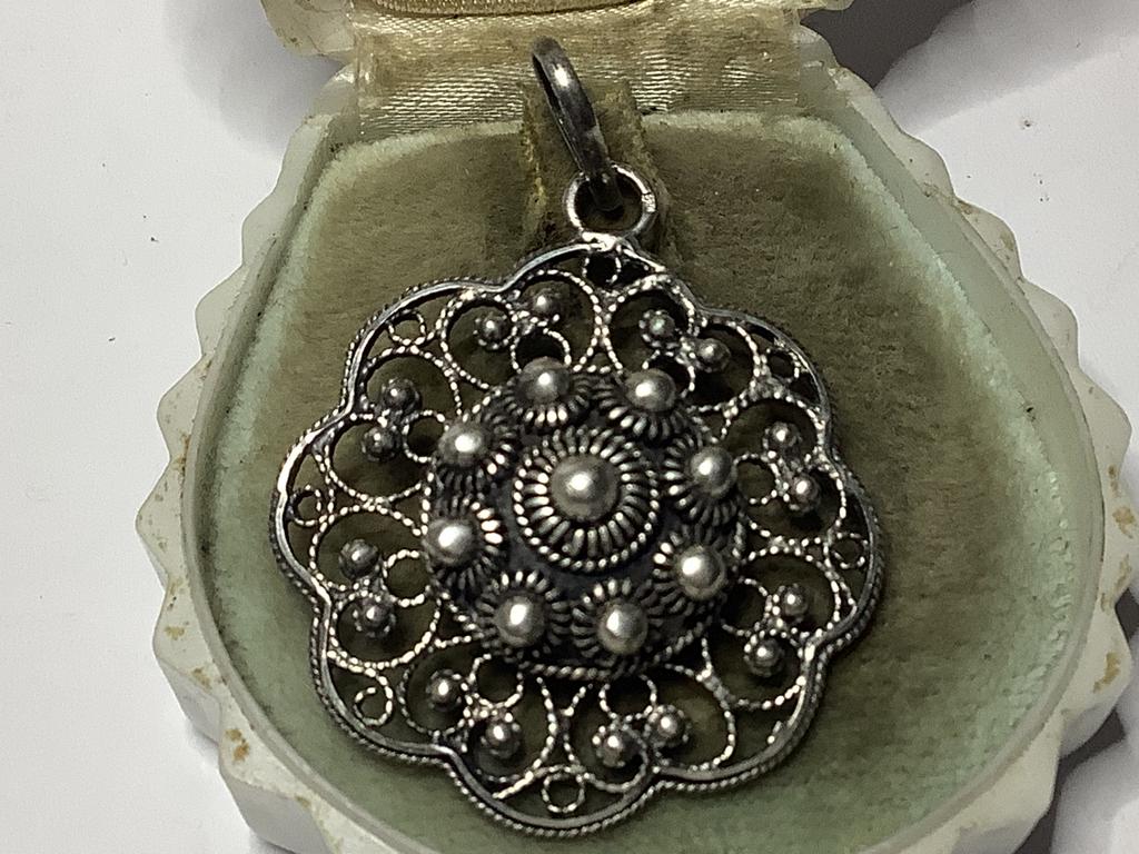 PRACHTIGE  GEKEURDE ANTIEK ZILVER HANGER MET ZEER KNOPEN, Verzenden, Zilver, Hanger