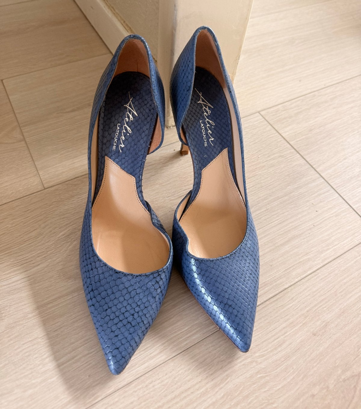 Atelier Latouche Pumps - Blauw Slangenprint - Maat 35, Ophalen of Verzenden, Zo goed als nieuw, Blauw, Pumps